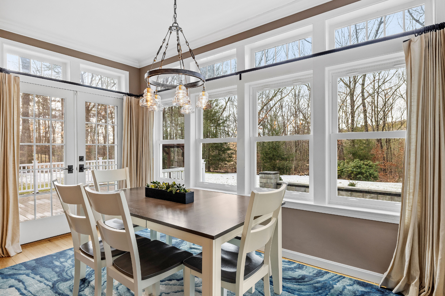 what are single hung tilit windows